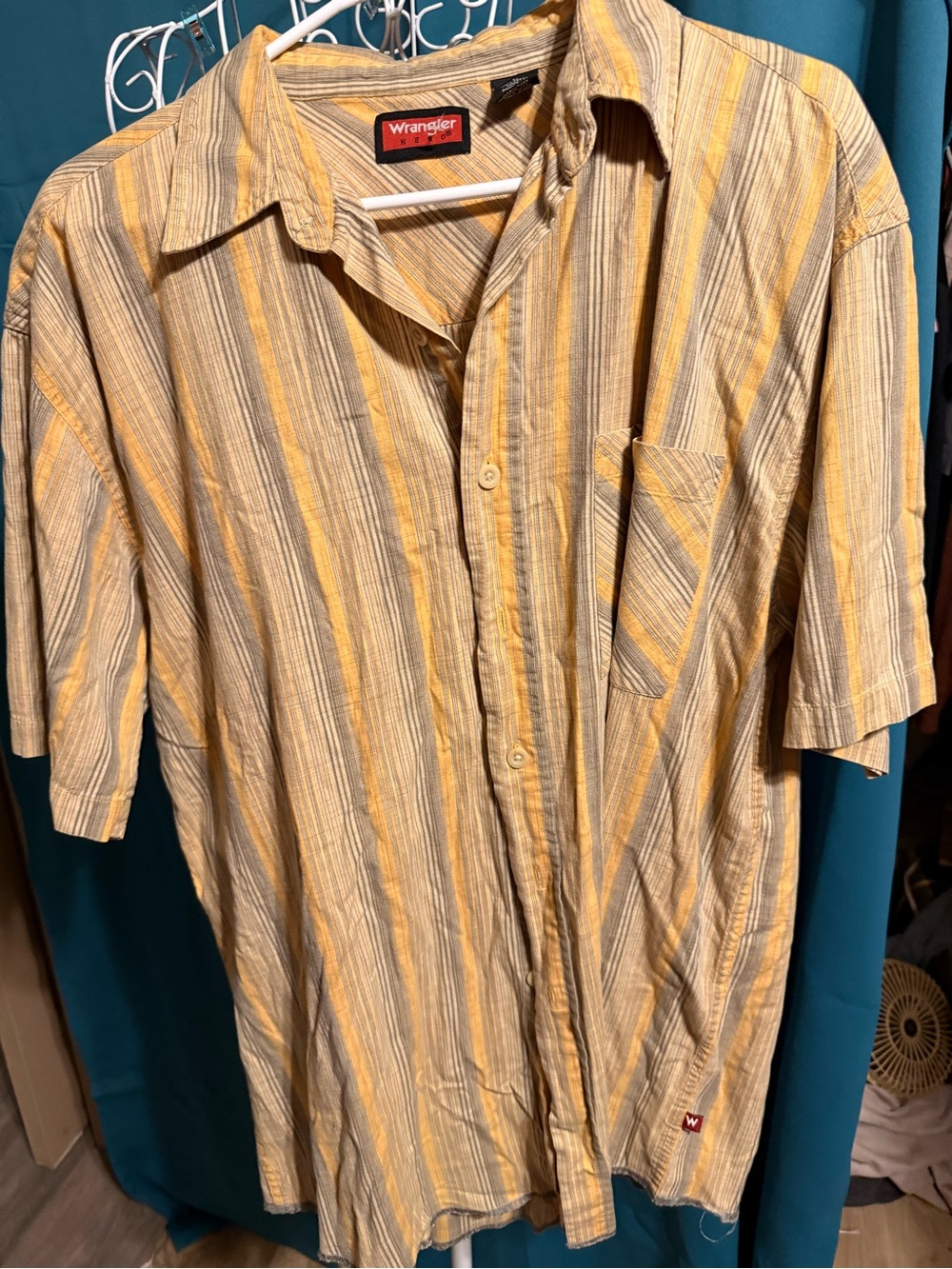 Wrangler Men’s Yellow and Beige Striped Short-Sleeve Button-Down Shirt